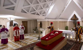 Vatican công bố ảnh linh cữu Giáo hoàng Francis 