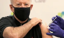 Tổng thống Biden tiêm vắc-xin ngừa COVID-19. Ảnh: Reuters