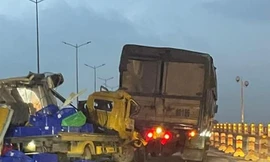 Xe tải đâm nhau chắn ngang cầu Thanh Trì, đường Vành đai 3 tắc cứng