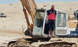 Abdullah Abdul-Gawad và chiếc máy xúc "tí hon". Ảnh: BI