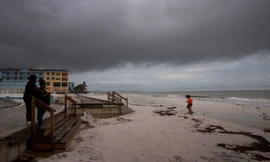 Người dân ùn ùn sơ tán trước khi bão Milton đổ bộ, thành phố Mỹ hóa 'thị trấn ma'