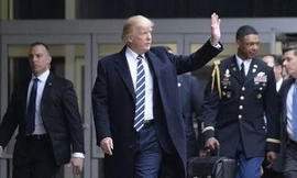 Chiếc vali hạt nhân kè kè bên ông Trump. Ảnh: Getty