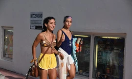 Dân Mỹ tiếp tục đổ về các bãi biển bất chấp sự gia tăng đáng lo ngại về số ca mắc COVID-19.