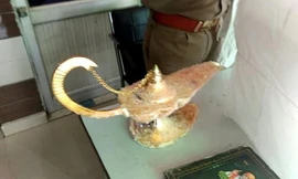 Chiếc đèn mà bác sĩ Khan bị lừa mua với giá hơn 2 tỉ. Ảnh: Daily Mail