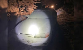 Chiếc xe bị băng phủ kín khi được tìm thấy. Ảnh: RT