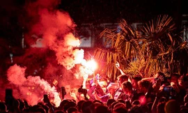 Đoàn quân Tartan đốt pháo sáng sau khi đội nhà giành được một điểm sau trận đấu với Anh. Ảnh: Getty