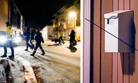 Cảnh sát tại hiện trường (ảnh trái) và mũi tên còn sót lại trên một bức tường (ảnh phải). Ảnh: The Times