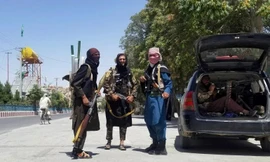 Chiến binh Taliban ở Ghazni sau khi nhóm tuyên bố chiếm được thủ phủ này hôm thứ Năm, 12/8. Ảnh: AP