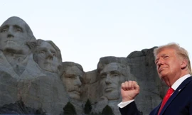 Tổng thống Mỹ Donald Trump đứng trước núi Rushmore. Ảnh: Reuters