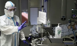 Nhân viên y tế trong phòng chăm sóc đặc biệt cho bệnh nhân COVID-19 ở Krasnodar (Nga). Ảnh: RIA