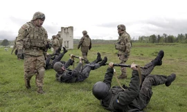 Nga cáo buộc Mỹ đưa hàng nghìn huấn luyện viên quân sự đến Ukraine