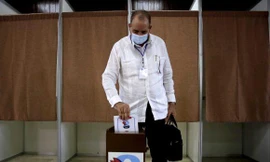 Đại biểu bỏ phiếu bầu Ban Chấp hành trung ương chiều 18/4. Ảnh: Cubadebate