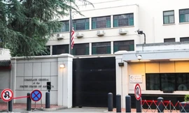 Quốc kì Mỹ được hạ xuống trong lãnh sự quán ở Thành Đô sáng sớm 27/7. Ảnh: SCMP