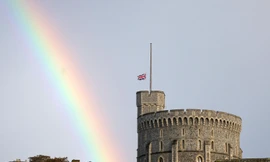 Người Anh rơi nước mắt tưởng nhớ Nữ hoàng Elizabeth II, cầu vồng xuất hiện trên Lâu đài Windsor