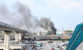 Cháy ở ngã tư phố Khuất Duy Tiến, khói bốc cao hàng chục mét 