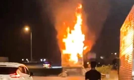 Xe tải cháy ngùn ngụt trên cao tốc TP.HCM - Trung Lương