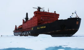 Tàu phá băng hạt nhân của Nga đưa trẻ em thăm Bắc Cực
