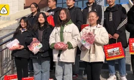 Trường cấp 2 tặng học sinh giỏi thịt lợn, cá chép ăn Tết