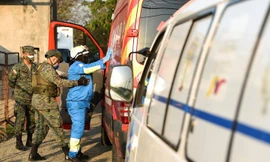 Lực lượng an ninh kiểm tra tài xế xe cứu thương đến nhà tù Penitenciaria del Litoral đưa những người bị thương đi cấp cứu. Ảnh: Reuters