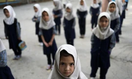 Nữ sinh cấp một ở Kabul trở lại trường học ngày 18/9. Ảnh: Reuters