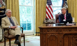 Tổng thống Trump và lãnh đạo phe đa số Thượng viện - McConnell trong phòng Bầu dục ở Nhà Trắng. Ảnh: Reuters