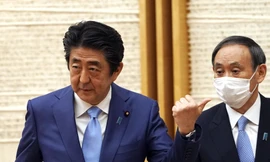 Ông Shinzo Abe (trái) và ông Yoshihide Suga (phải). Ảnh: AP