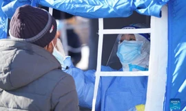 Một cư dân Hắc Hà được lấy mẫu xét nghiệm. Ảnh: Hoàn cầu Thời báo