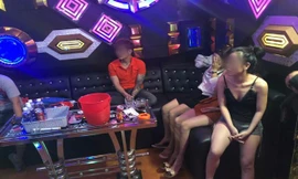 Khách hàng và nhân viên của quán karaoke Kingdom bị bắt quả tang khi đang sử dụng ma túy. Ảnh: Công an cung cấp.