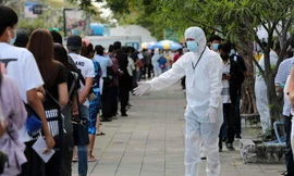 Một điểm xét nghiệm COVID-19 ở Bangkok. Ảnh: Bangkok Post