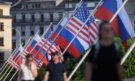 Quốc kì Nga - Mỹ được treo dọc một cây cầu ở Geneva (Thuỵ Sĩ) trước thềm hội nghị thượng đỉnh. Ảnh: Getty