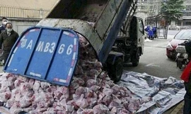 Thịt lợn được phân phối bằng xe rác ở Vũ Hán. 