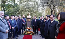 Thủ tướng đặt hoa Tượng đài Chủ tịch Hồ Chí Minh ở Công viên Montreau