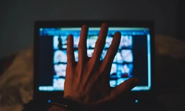 Trung Quốc sáng chế thiết bị phát báo động khi nam giới xem phim nhạy cảm