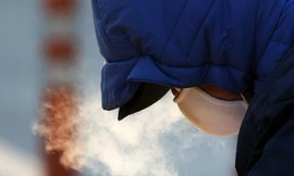 Thời tiết lạnh giá khiến số ca mắc COVID-19 cao đột biến ở Hàn Quốc. Ảnh: Yonhap