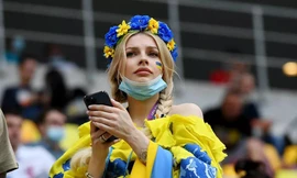 Fan nữ lột khẩu trang khoe nhan sắc trên khán đài EURO 2020