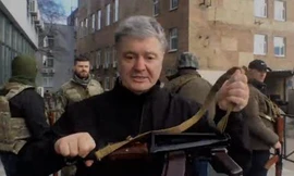 Cựu Tổng thống Ukraine cầm súng trường xuống đường ở Kiev