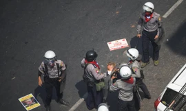 Cảnh sát bắt giữ một người biểu tình hôm 28/2. Ảnh: Reuters