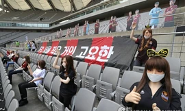 Dàn mannequin trên sân vận động World Cup Seoul ngày 17/5. Ảnh: Yonhap