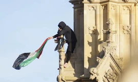 Người đàn ông cố thủ trên tháp đồng hồ Big Ben suốt 16 tiếng, hô khẩu hiệu 'giải phóng Palestine'