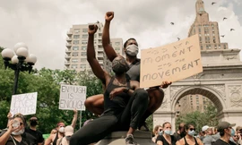 Rất ít người biểu tình tuân thủ các biện pháp phòng dịch COVID-19. Ảnh: Getty