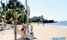 Du khách hòa mình vào thiên nhiên bên khu homestay nằm bên bờ biển xinh đẹp ở đảo Bé.