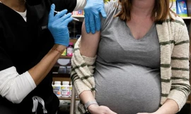 Một phụ nữ tiêm vắc xin ngừa COVID-19 ở Pennsylvania (Mỹ). Ảnh: Reuters