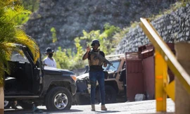 Lực lượng an ninh canh gác bên ngoài dinh thự cố Tổng thống Moise. Ảnh: AP