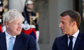 Thủ tướng Anh Boris Johnson và Tổng thống Pháp Emmanuel Macron. Ảnh: Reuters