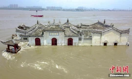 Chùa Quan Âm 700 năm tuổi đứng vững bất chấp lũ kinh hoàng trên sông Dương Tử