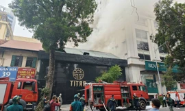 Hà Nội: Đang cháy quán Titan trên đường Hai Bà Trưng
