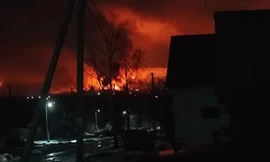 Máy bay không người lái Ukraine tấn công Nga, một nhà máy lọc dầu bốc cháy