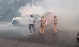 Hà Nội: Ô tô đang đi bốc cháy 