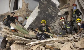 Lực lượng cứu hộ tại hiện trường vụ nổ cảng Beirut. Ảnh: Getty