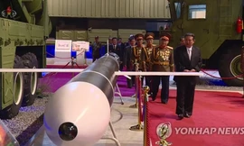 Chủ tịch Triều Tiên Kim Jong-un tham dự triển lãm quốc phòng ngày 11/10. Ảnh: Yonhap